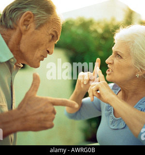 Älteres Paar mit Argument, Seitenansicht Stockfoto