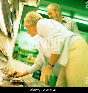 Älteres paar Blick auf Lebensmittel im Supermarkt Stockfoto