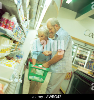 Älteres Paar im Supermarkt, Mann mit Korb Stockfoto