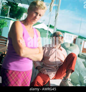 Reifer Mann und Frau außerhalb Mann mit Sonnenbrille Stockfoto