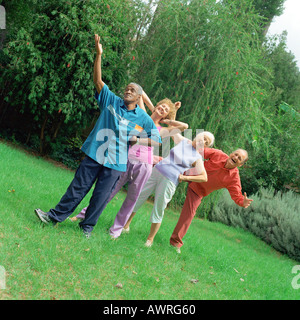 Vier Reife Menschen draußen Schlange stehen Stockfoto
