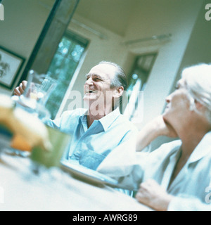 Reifer Mann und Frau sitzen am Tisch Stockfoto