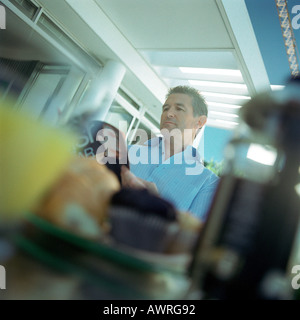 Reifer Mann Magazin, unscharfen Vordergrund betrachten Stockfoto