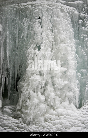 Spektakulärer gefrorener Wasserfall im Park Hocking Hills Ohio USA gefrorener Wasserfall Eisklippe Nahaufnahme von niemandem Tiefwinkel Vorderansicht Hintergrund Hi-res Stockfoto