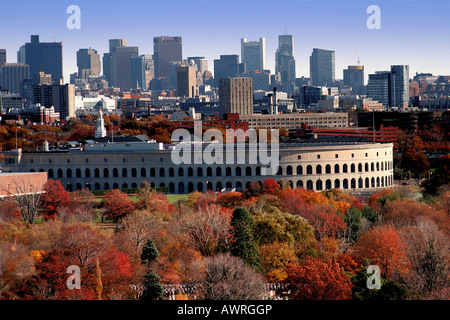 Blick auf das Soldier Field an der Harvard University und Skyline von downtown Boston im Herbst Stockfoto