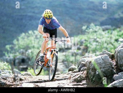 Junger Mann mit Mountainbike, Reiten auf Bergweg. Stockfoto