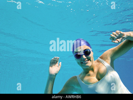 Unterwasser, Unterwasser-Blick lächelnde Frau. Stockfoto