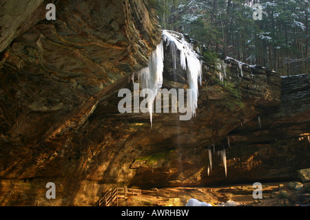 Gefrorener Wasserfall im State Park Hocking Hills Ohio OH in den USA Nahaufnahme niedriger Winkel von unter Sonnenlicht gefülltem Hintergrund niemand horizontal Hi-res Stockfoto