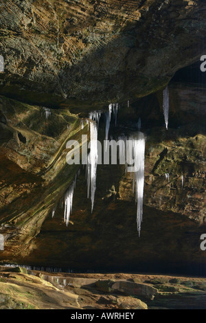 Gefrorener Wasserfall im State Park Hocking Hills Ohio OH in den USA Nahaufnahme niedriger Winkel von unter Sonnenlicht Hintergrund niemand vertikal hochauflösende Stockfoto