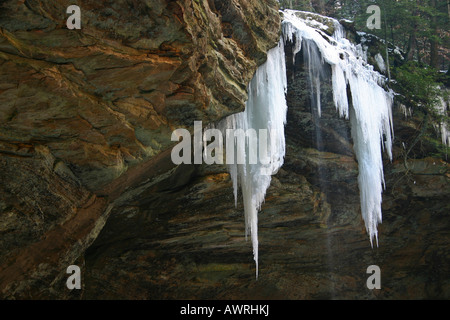 Gefrorener Wasserfall im State Park Hocking Hills Ohio OH in den USA Nahaufnahme niedriger Winkel von unter Sonnenlicht Hintergrund niemand horizontal hochauflösende Stockfoto