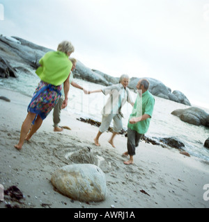 Ältere Gruppe spielen am Strand Stockfoto