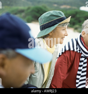 Reife Erwachsene am Strand, Vordergrund unscharf, portrait Stockfoto