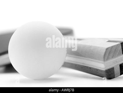 Ping-Pong-Schläger und Ball, Nahaufnahme, b&w. Stockfoto