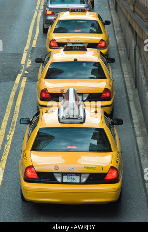 Aufgereiht an der Park Avenue in New York City Taxi Stockfoto