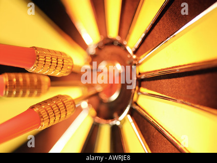 Dart im Bullseye Dartscheibe, Nahaufnahme Stockfoto