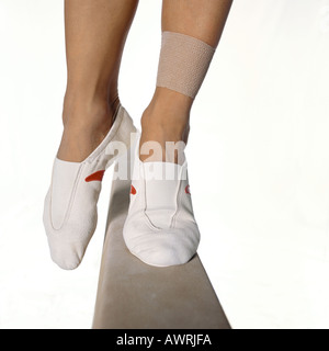 Weiblicher Gymnast Füßen balancieren auf Schwebebalken, Nahaufnahme Stockfoto