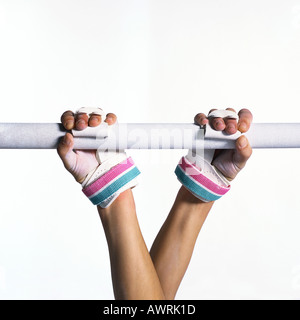 Weiblicher Gymnast greifen bar, Nahaufnahme, Hände Stockfoto