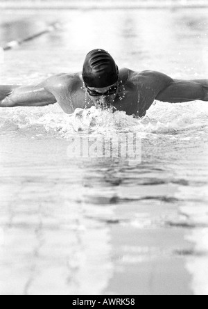 Männlicher Athlet Schwimmstil Schmetterling, Nahaufnahme, b&w Stockfoto