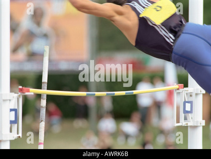 Männliche Stabhochspringer geschwungen über Pol, Rückansicht Stockfoto