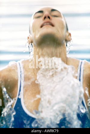 Weibliche Schwimmer aus Wasser, Nahaufnahme Stockfoto