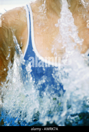Weibliche Schwimmer aus Wasser, Nahaufnahme Stockfoto