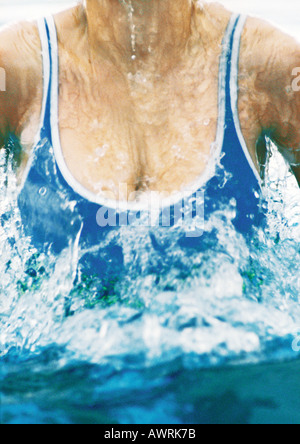 Weibliche Schwimmer aus Wasser, Nahaufnahme Stockfoto