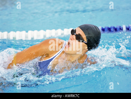 Weibliche Schwimmer durchatmen, close-up Stockfoto