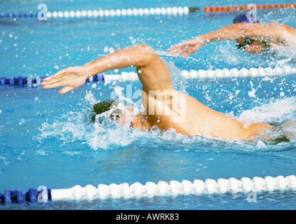 Männliche Schwimmer tun Freestyle im Pool, Nahaufnahme Stockfoto