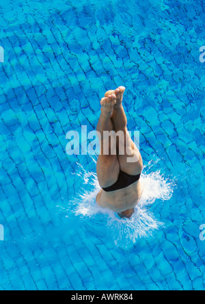 Männliche Schwimmer Tauchen in Pool, Draufsicht Stockfoto