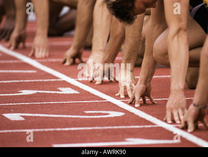 Männliche Läufer am Start, niedrigen Bereich, Nahaufnahme Stockfoto
