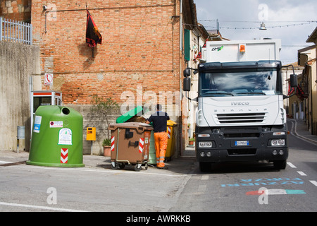 Müllwagen sammeln Müll in Valiano Italien Stockfoto