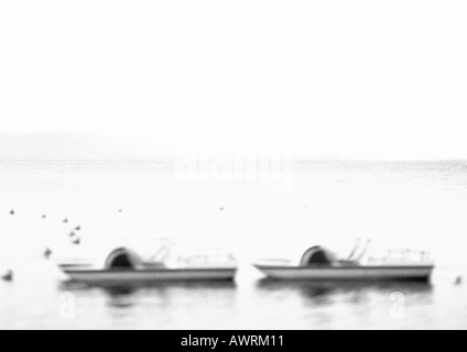 Paddelboote in Wasser, defokussierten, b&w. Stockfoto