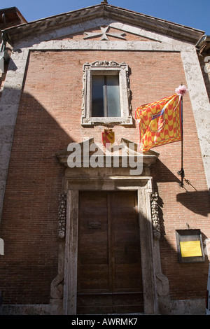 Contrada Flagge mit rosa Schleife und Geburt Ankündigung geschrieben von Tür Montepulciano Toskana Italien Stockfoto