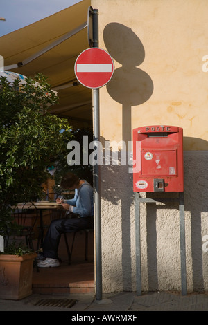 Frau sitzt am Tisch im Restaurant schreiben gleich um die Ecke vom Postfach Pienza Toskana Italien Stockfoto