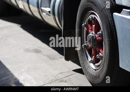 Rad eines LKW geparkt an einem Truck Stop. Stockfoto