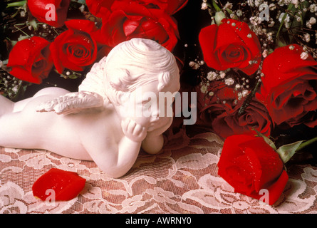 Amor und rote Rosen Stockfoto