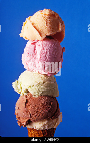 Fünf Kugel Eiscreme-Kegel vor blauem Hintergrund Stockfoto
