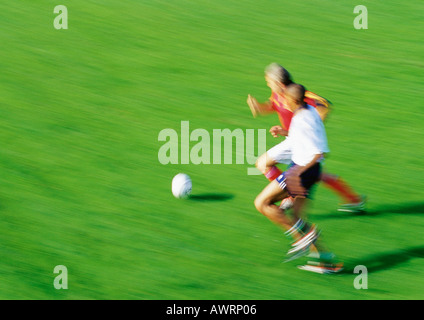 Zwei Fußballer für Ball laufen. Stockfoto