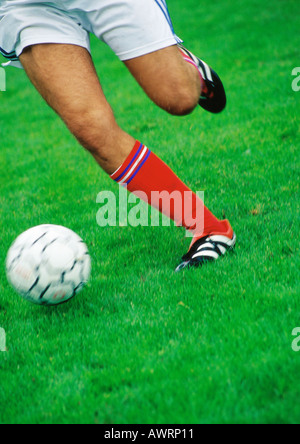 Fußball-Spieler Beine, laufen mit Ball, niedrigen Bereich. Stockfoto