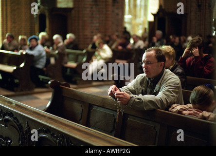Menschen in einer Kirche in Poznan Gebet für die sterbenden Papst Johannes Paul II, Polen Stockfoto