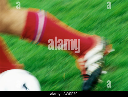 Fußballspieler mit Ball, niedrigen Bereich, Nahaufnahme, verwischt. Stockfoto