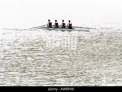 Vier Jungs im Teenageralter Rudern Mannschaft im Boot, b&w Stockfoto