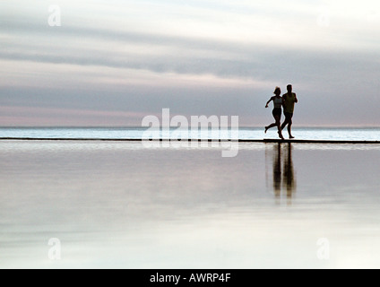 Paar am Strand laufen Stockfoto