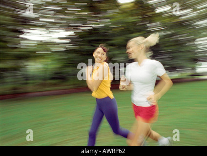 Zwei Frauen laufen, unscharf Stockfoto