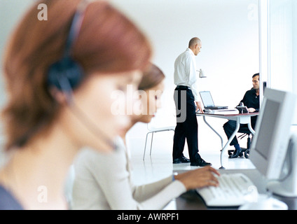 Geschäftsleute in Büro, unscharfen Vordergrund Stockfoto