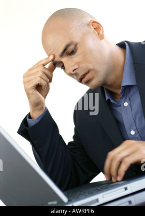 Geschäftsmann mit Laptop-Computer, close-up Stockfoto