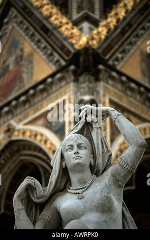 Detail der Skulptur Asien im Stil Albert Memorial Kensington Gardens London England Gothic Revival 1872 gewidmet Stockfoto