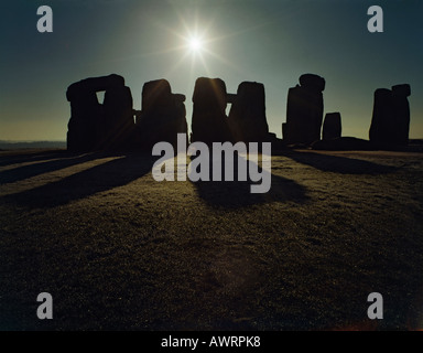 Silhouette der Antike Monument Stonehenge im Winter am frühen Morgen mit Sonne Starburst Overhead Salisbury Plain, Wiltshire UK Stockfoto