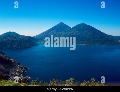 Die Straße über San Antonio Palopo bietet Blick auf Lake Atitlan und den Vulkanen Toliman und Atitlan GUATEMALA Stockfoto