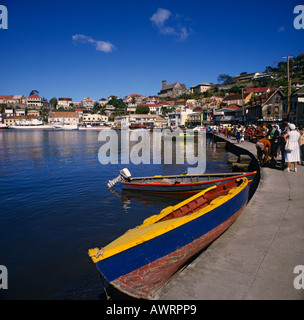 Hafen Sie mit rot gelb und blau Boot am Kai in Kielholen am Stadthafen St Georges Grenada Insel Karibik West Indies Stockfoto